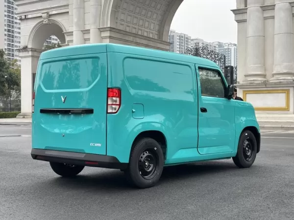 Dịch vụ thay kính chắn gió xe Vinfast EC Van tận nơi